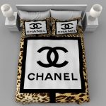 روتختی دونفره با لوگوی بزرگ مشکی CHANEL در مرکز و حاشیه طرح پوست پلنگی قهوه‌ای و کرم.