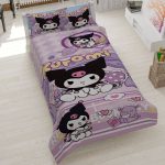 روتختی طرح کرومی رویایی، سرویس خواب یاسی مدل Dreamy Kuromi، روتختی دخترانه فانتزی با تم شطرنجی و بنفش روشن، روتختی کتان میکرو سه‌بعدی مدل کورومی، روتختی شیک دخترانه برند تخت و تشک.