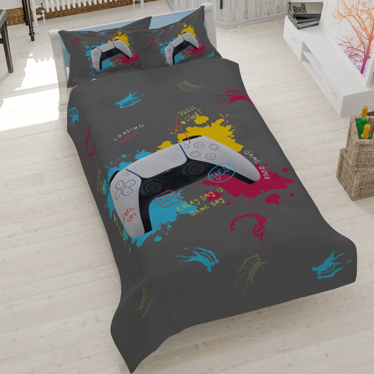 gaming-controller-bedding-set روتختی طرح گیمینگ، سرویس خواب با طرح دسته بازی پلیاستیشن، روتختی پسرانه نوجوان طرح کنسول بازی، کالای خواب فانتزی گیمرها، روتختی طوسی با المانهای رنگی گرافیکی.