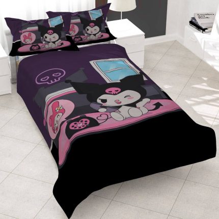 روتختی طرح کرومی عاشق، سرویس خواب بنفش مدل Kuromi Love، روتختی دخترانه فانتزی طرح قلب و کورومی، روتختی کتان میکرو سه‌بعدی مدل کرومی عاشق، روتختی شیک بنفش و مشکی.