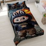روتختی طرح لبوبو هیولا، سرویس خواب سه‌بعدی لبوبو با هودی مشکی، روتختی فانتزی مدل Labubu Monsters، روتختی پسرانه طرح هالووین و لبوبو، روتختی کتان میکرو طرح کاراکتر لبوبو.
