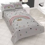 روتختی دخترانه طرح رنگین‌کمان و ستاره، سرویس خواب کودک با پس‌زمینه طوسی، روتختی فانتزی کودکانه با تاج طلایی، کالای خواب دخترانه لطیف و شاد.