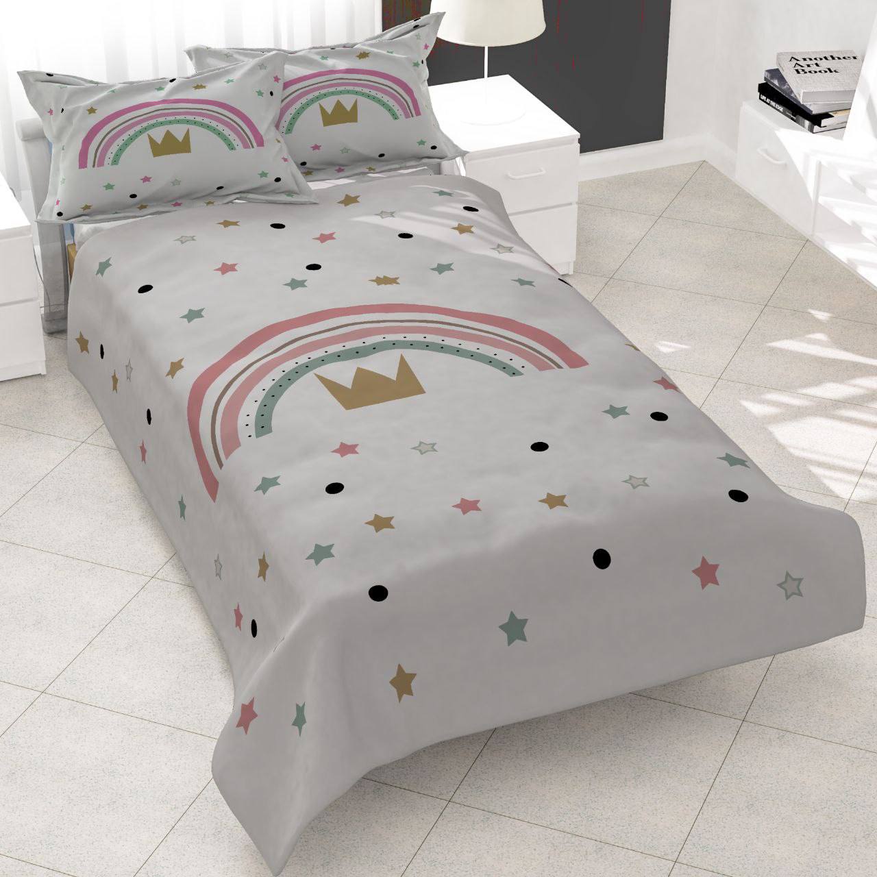 rainbow-star-girls-bedding-set روتختی دخترانه طرح رنگینکمان و ستاره، سرویس خواب کودک با پسزمینه طوسی، روتختی فانتزی کودکانه با تاج طلایی، کالای خواب دخترانه لطیف و شاد.