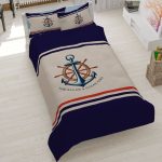 روتختی طرح دریانورد و لنگر، سرویس خواب ملوانی سرمه‌ای و کرم، روتختی پسرانه مدل The Sailor، روتختی کتان میکرو طرح سکان کشتی، کالای خواب مدرن تخت و تشک.