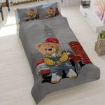 روتختی طرح تدی کلاسیک، سرویس خواب پسرانه طرح خرس تدی و ماشین، روتختی طوسی قرمز مدل Teddy Classic، روتختی کتان میکرو طرح فانتزی لندن.